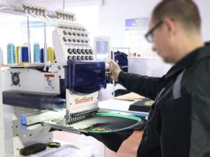 В исправительных учреждениях при исполнении заказов на швейные изделия широко используются вышивальные машины