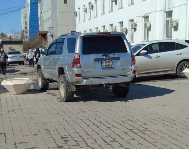 Водителя "Toyota Hilux Surf" в Якутске, вставшего на тротуаре, оштрафовали на 1000 рублей