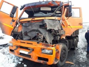 В Якутии в ДТП водитель "КамАЗа" получил тяжелые травмы