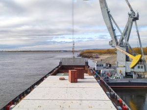 Активный завоз грузов продолжается на арктических реках Якутии