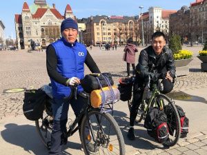 Два шахтера из Якутии путешествуют на велосипедах по Европе