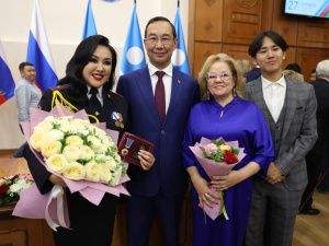 Айсен Николаев вручил 35 якутянам государственные награды