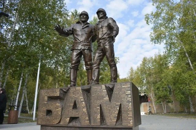 Памятник Варшавскому и Бондарю появился в столице БАМа
