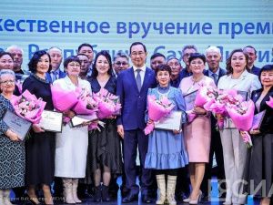 Глава Якутии поздравил с Днем профсоюзного работника в республике