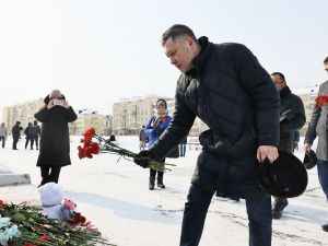 В память о жертвах трагедии на площади Победы в Якутске общественники возложили цветы