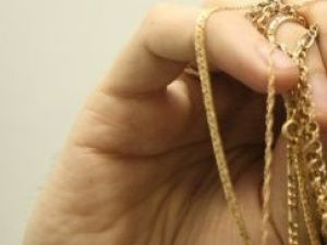 В Якутске 18-летняя девушка сдала в ломбард бижутерию под видом золотых изделий