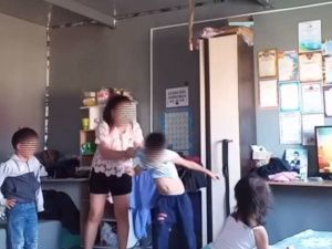 Мать жестоко избила сына в прямом эфире. Прокуратура провела проверку