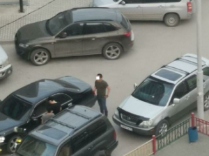 Фотофакт: В Якутске наказали пьяных молодых людей, мешавших людям спать