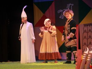 В День родного языка и письменности ТЮЗ представил по школьной программе спектакль «Старушка Бэйбэрикээн с пятью коровами»