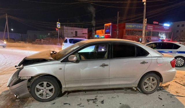 В Якутске в ДТП на перекрестке пострадали трое человек