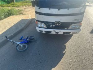 В Якутске 5-летний велосипедист получил тяжелые травмы, попав под колеса автомобиля