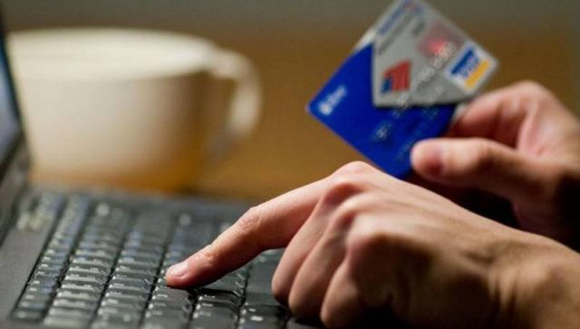 Разговорчивый мошенник сознался женщине, что на украденные у нее 300 тысяч поедет в отпуск