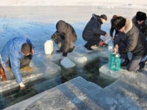 Крещенская вода:  когда набирать, освящение воды, приметы и запреты