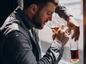 В Госдуме задумались об увеличении возрастного ограничения на продажу алкоголя