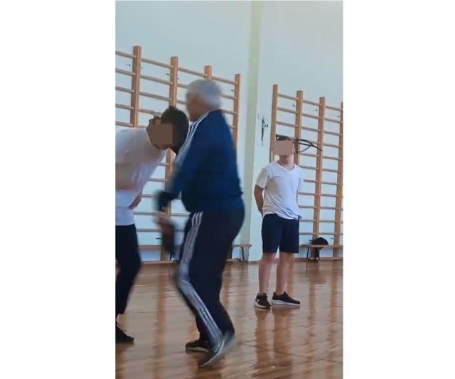 Схватил за шею. В Якутии обсуждают видео, где учитель физкультуры набросился на ученика