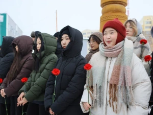 В Якутии возложили цветы к памятнику выдающемуся государственному деятелю республики Илье Винокурову