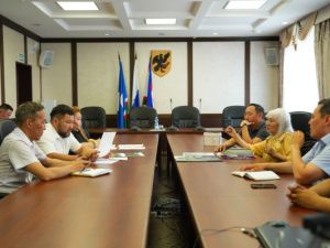 Вопросы «Сатала» и перенос памятника: Евгений Григорьев провел прием граждан