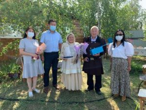 Хангаласским супругам-долгожителям вручили медаль “За любовь и верность”