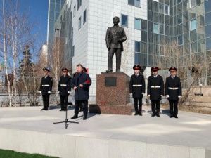 В День Республики состоялось возложение цветов к памятнику государственному, политическому и профсоюзному деятелю Якутии Степану Васильеву