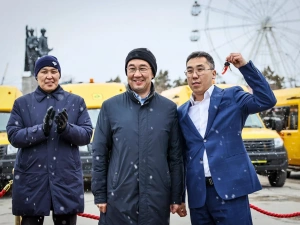 Более 40 новых автобусов передали школам и ссузам Якутии