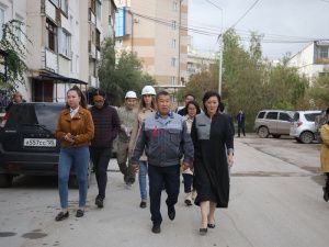 Сардана Авксентьева провела выездное совещание по капитальному ремонту многоквартирных домов