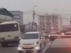 В Якутске водитель маршрутного автобуса грубо нарушил правила