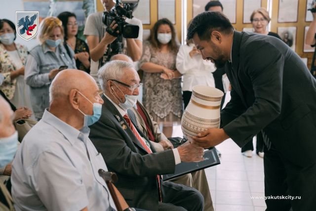 В Окружной администрации торжественно открыли выставку о Почетных гражданах Якутска