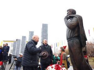 Памятник Михаилу Николаеву открыли в Хангаласском районе
