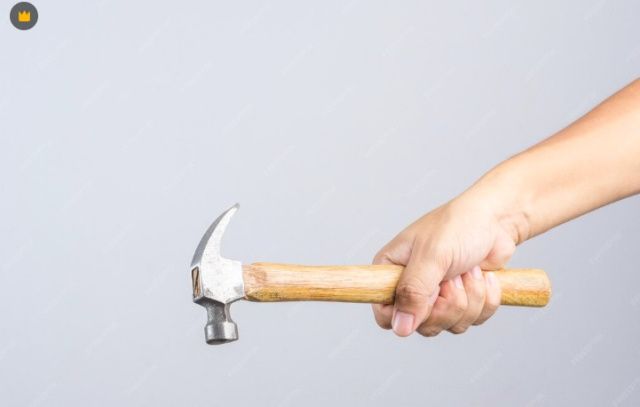 В Якутске любитель ночных покатушек попытался угнать авто с помощью молотка, но его спугнула сигнализация