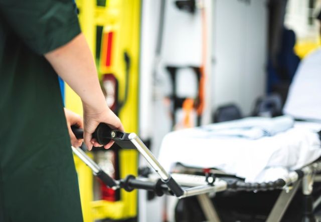 В Якутске госпитализирован мужчина, упавший с двухметровой высоты