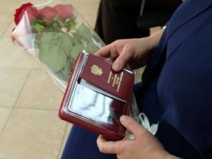 Госнаграды погибших при исполнении служебного долга передали их семьям