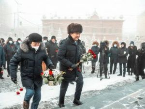 Глава Якутии возложил цветы к памятнику академику Владимиру Ларионову