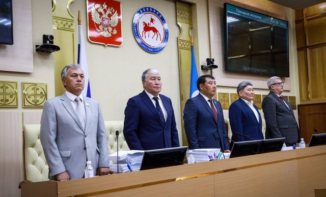 Годами загоняли ЖКХ в долги, а теперь требуют аплодисментов