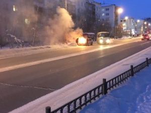 Фотофакт: В центре Якутска загорелся автомобиль