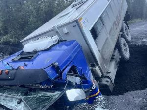 Водитель большегруза погиб, провалившись в размыв дороги в Томпонском районе, двое пассажиров в больнице