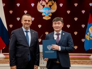 Министр транспорта России наградил дальнобойщиков Якутии