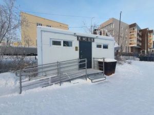 Новый теплый туалет работает на набережной озера Талое в Якутске