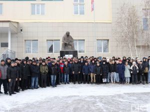 Спортивная общественность возложила цветы к памятнику Дмитрию Коркину в Якутске