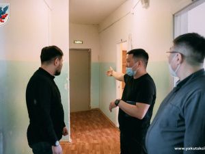 Евгений Григорьев осмотрел пункт временного размещения беженцев в Якутске