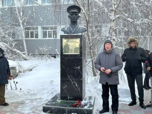 В Якутске возложили цветы к памятнику Владимиру Калашникову