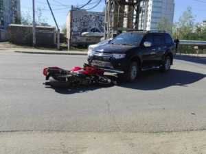 В Якутске 56-летний водитель сбил мотоциклиста на улице Кальвица