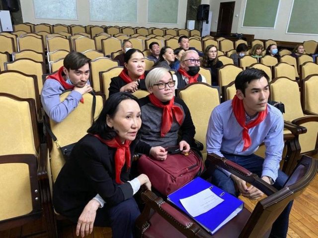 Команды мэрии Якутска сыграли в квиз на кубок профкома