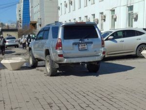 Водителя "Toyota Hilux Surf" в Якутске, вставшего на тротуаре, оштрафовали на 1000 рублей
