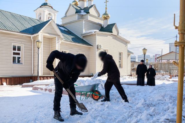 Осужденные к принудительным работам очистили от снега территорию Покровского женского монастыря в г. Якутске