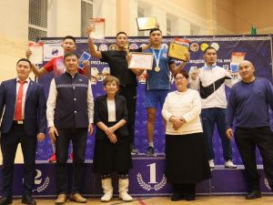 Айсиэн Мигалкин и Артем Ветров стали абсолютными чемпионами Якутии по мас-рестлингу