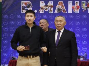 Одиннадцати мас-рестлерам Якутии вручили удостоверения и знаки мастеров спорта России