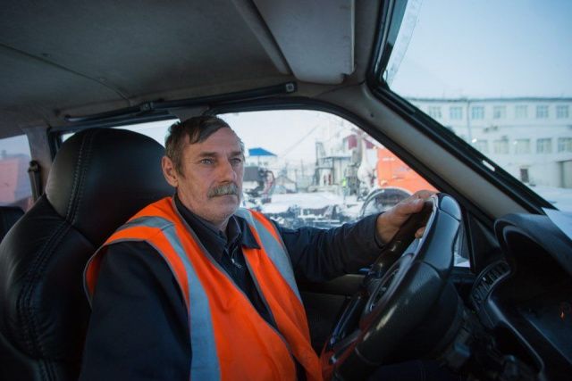 Водитель-наставник аэродромной службы аэропорта Якутска рассказал об особенностях профессии