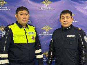 В Якутии полицейские спасли годовалого ребёнка и троих жильцов многоквартирного дома при пожаре