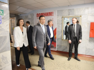 Глава Якутии Айсен Николаев осмотрел ход капитального ремонта школы № 23 в Айхале