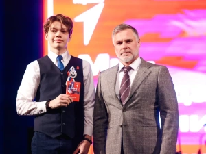 В Якутии в День народного единства активистам Движения Первых вручили паспорта граждан России